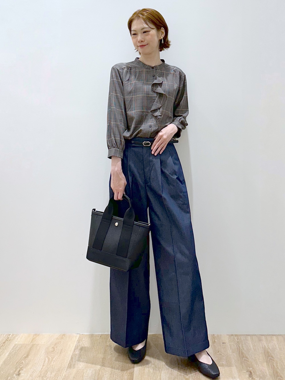 グレー系のシャツ/ブラウス、ブルー系のその他パンツ、ブラック系のトートバッグを着用したレディースの秋コーディネートの2枚目の写真