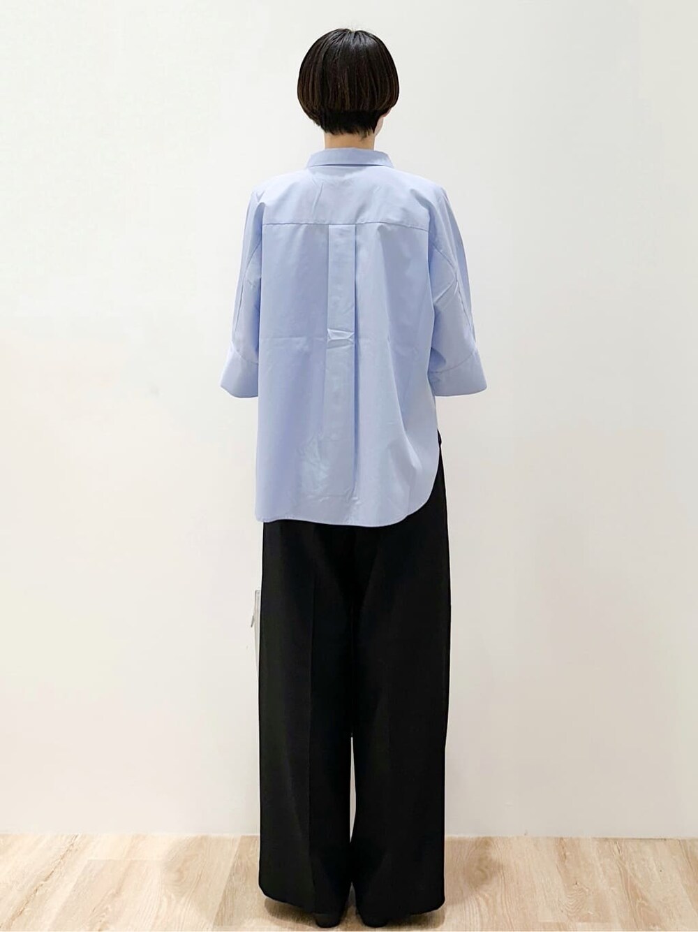 グレー系のトートバッグ、ブルー系のシャツ/ブラウス、ブラック系のその他パンツを着用したレディースの春コーディネートの5枚目の写真