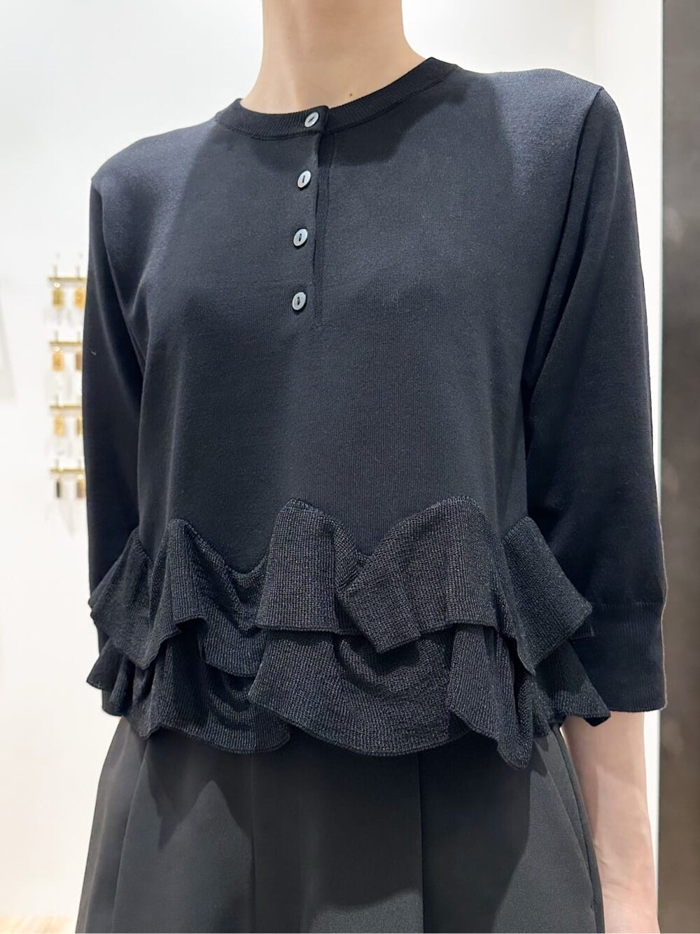 ピンク系のカーディガン/ボレロ、ブラック系のニット/セーター、ブラック系のその他パンツを着用したレディースの春コーディネートの5枚目の写真