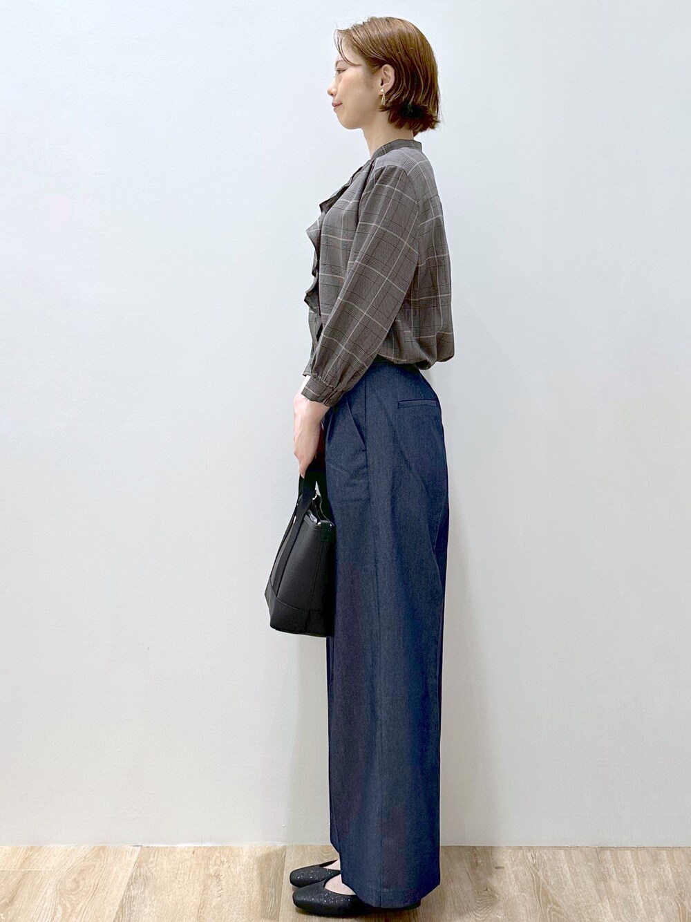 グレー系のシャツ/ブラウス、ブルー系のその他パンツ、ブラック系のトートバッグを着用したレディースの秋コーディネートの4枚目の写真