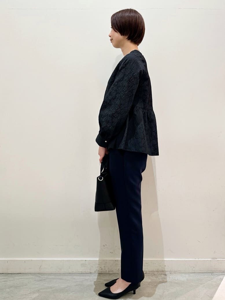ブルー系のシャツ/ブラウス、ブルー系のその他パンツ、ブラック系のショルダーバッグを着用したレディースの春コーディネートの2枚目の写真