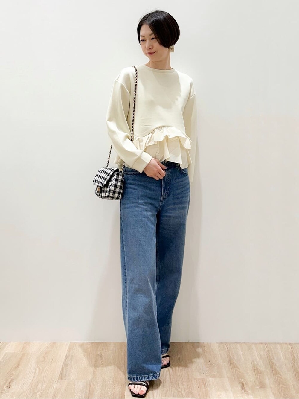 イエロー系のTシャツ/カットソー、ブルー系のデニムパンツ、ブラック系のショルダーバッグを着用したレディースの春コーディネートの5枚目の写真