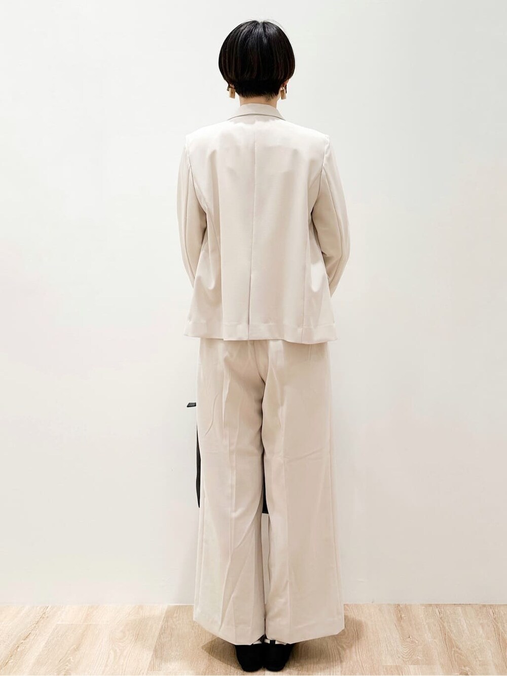 ホワイト系のTシャツ/カットソー、ブラック系のパンプス、ベージュ系のその他パンツを着用したレディースの春コーディネートの4枚目の写真