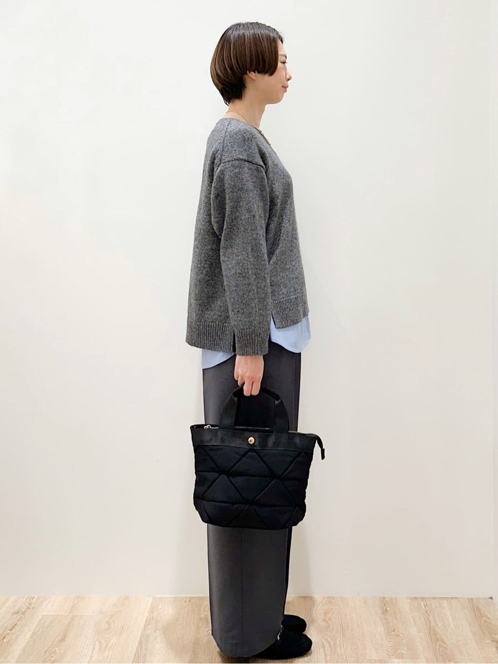 グレー系のニット/セーター、ブルー系のTシャツ/カットソー、グレー系のその他パンツを着用したレディースの冬コーディネートの3枚目の写真