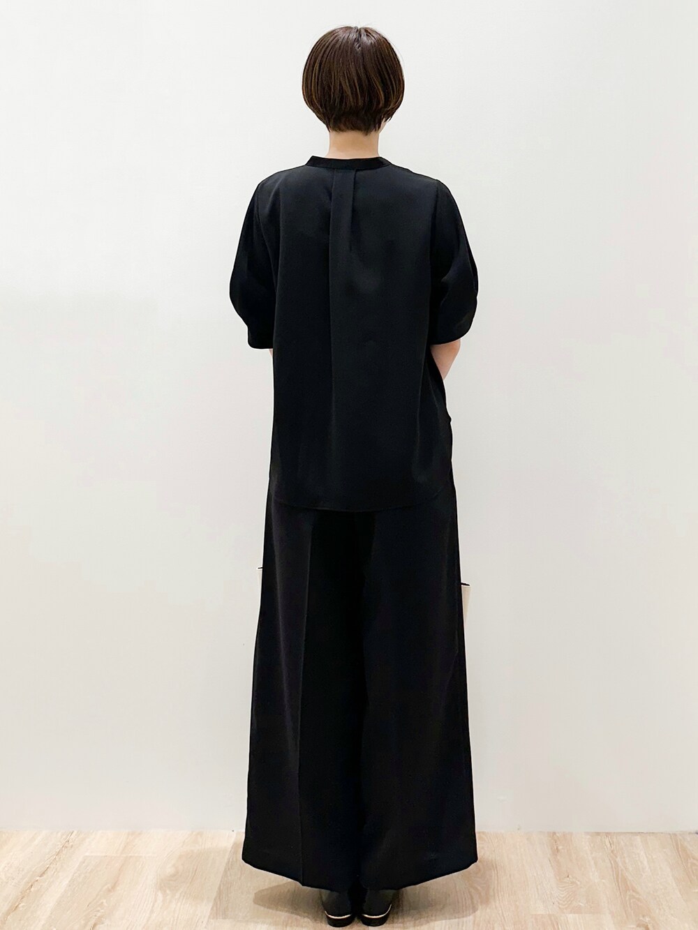 ブラック系のパンプス、ブラック系のシャツ/ブラウス、ブラック系のその他パンツを着用したレディースの春コーディネートの4枚目の写真