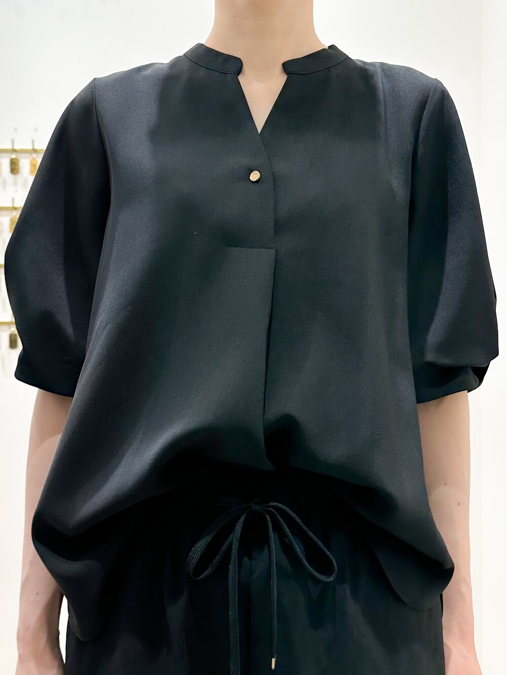 ブラック系のパンプス、ブラック系のシャツ/ブラウス、ブラック系のその他パンツを着用したレディースの春コーディネートの5枚目の写真