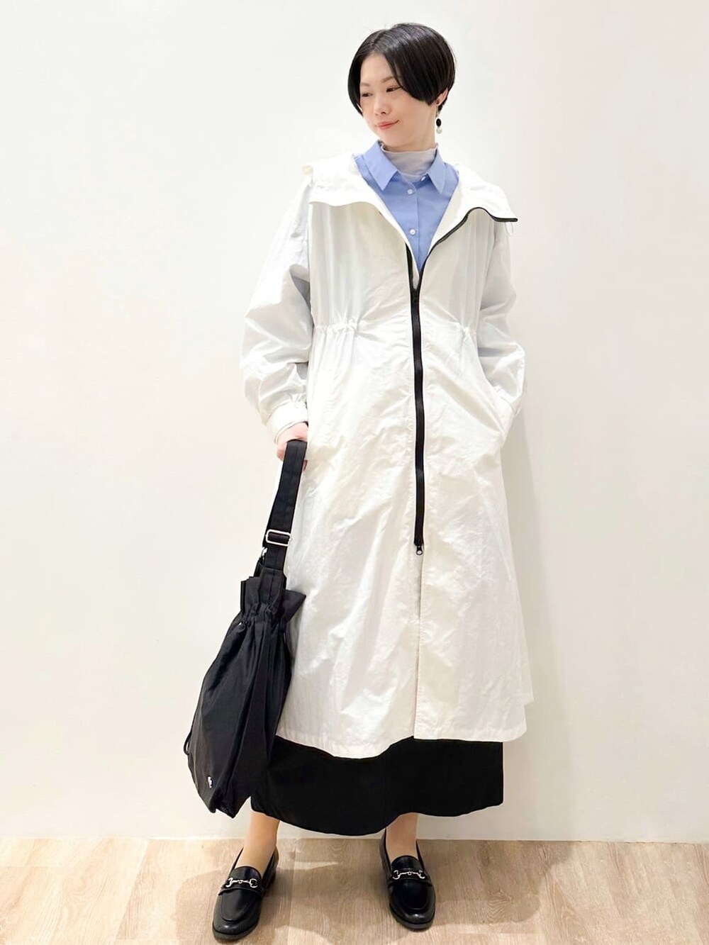 ホワイト系のその他アウター、ブルー系のシャツ/ブラウス、ブルー系のTシャツ/カットソーを着用したレディースの冬コーディネートの6枚目の写真