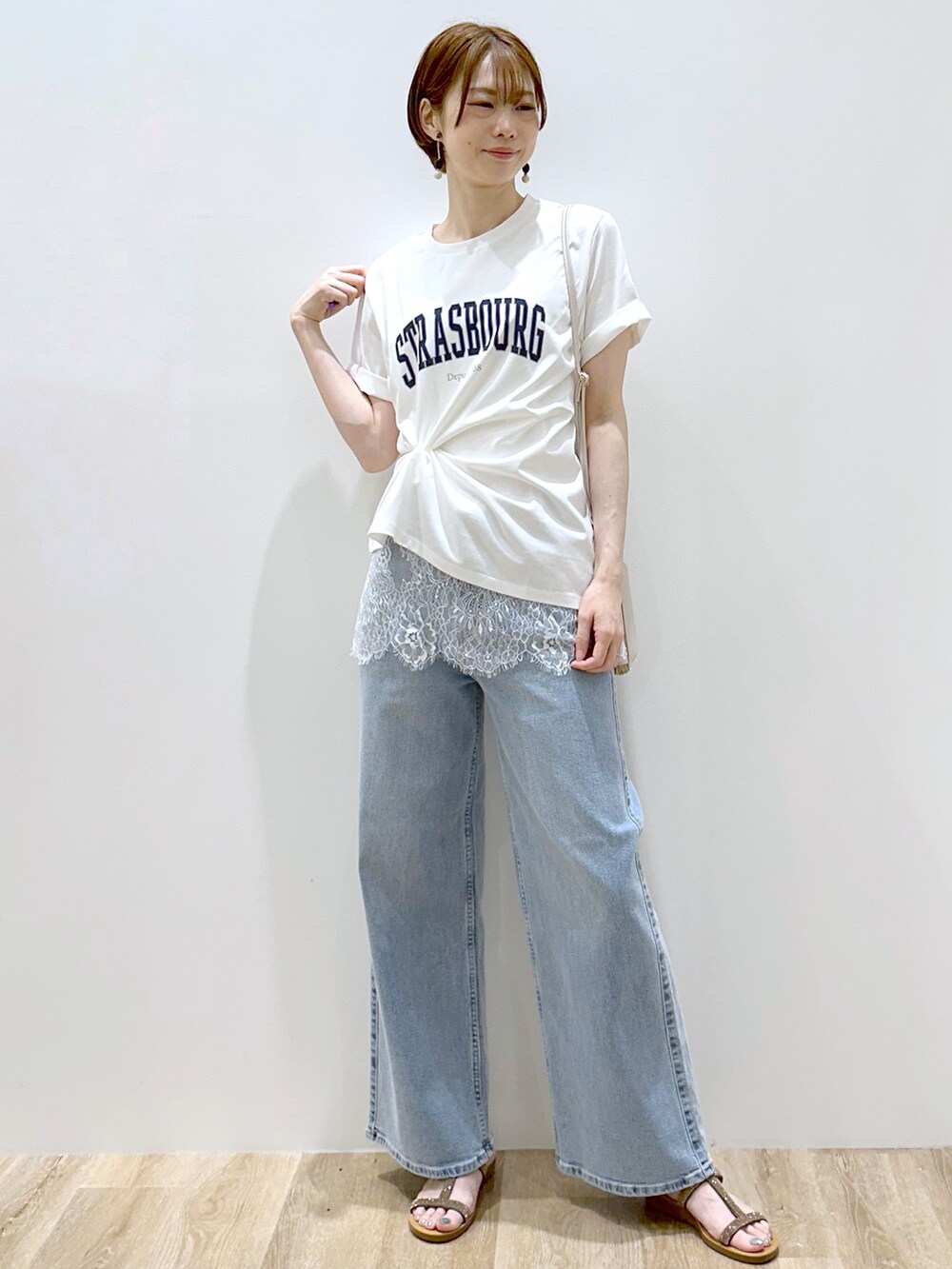 ホワイト系のTシャツ/カットソー、ホワイト系のタンクトップ、ブルー系のデニムパンツを着用したレディースの夏コーディネートの2枚目の写真