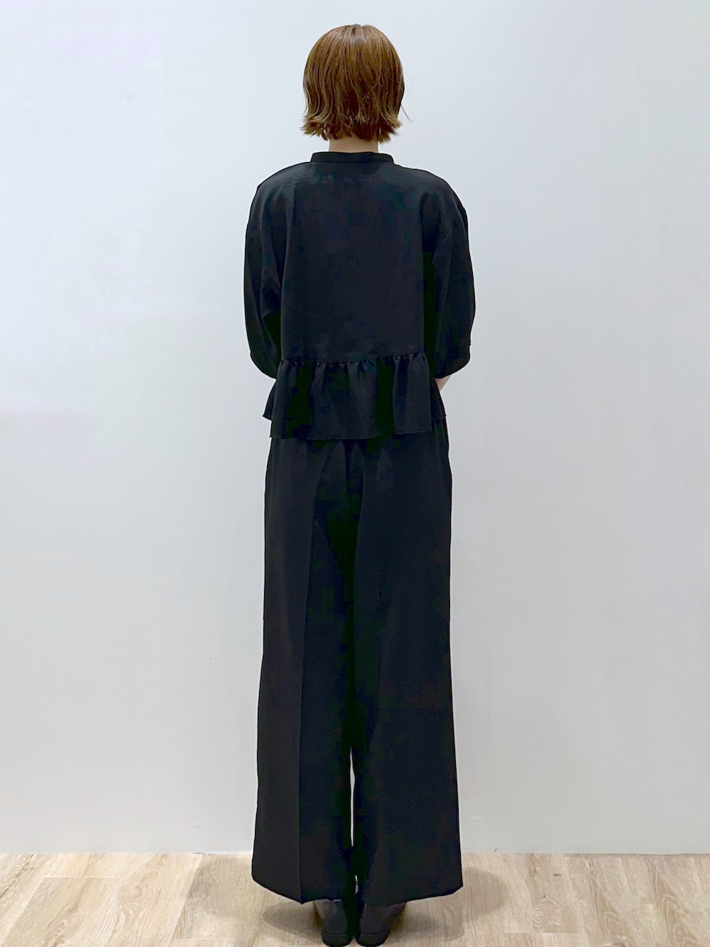 ブラック系のシャツ/ブラウス、ブラック系のその他パンツ、ブラック系のトートバッグを着用したレディースの秋コーディネートの5枚目の写真