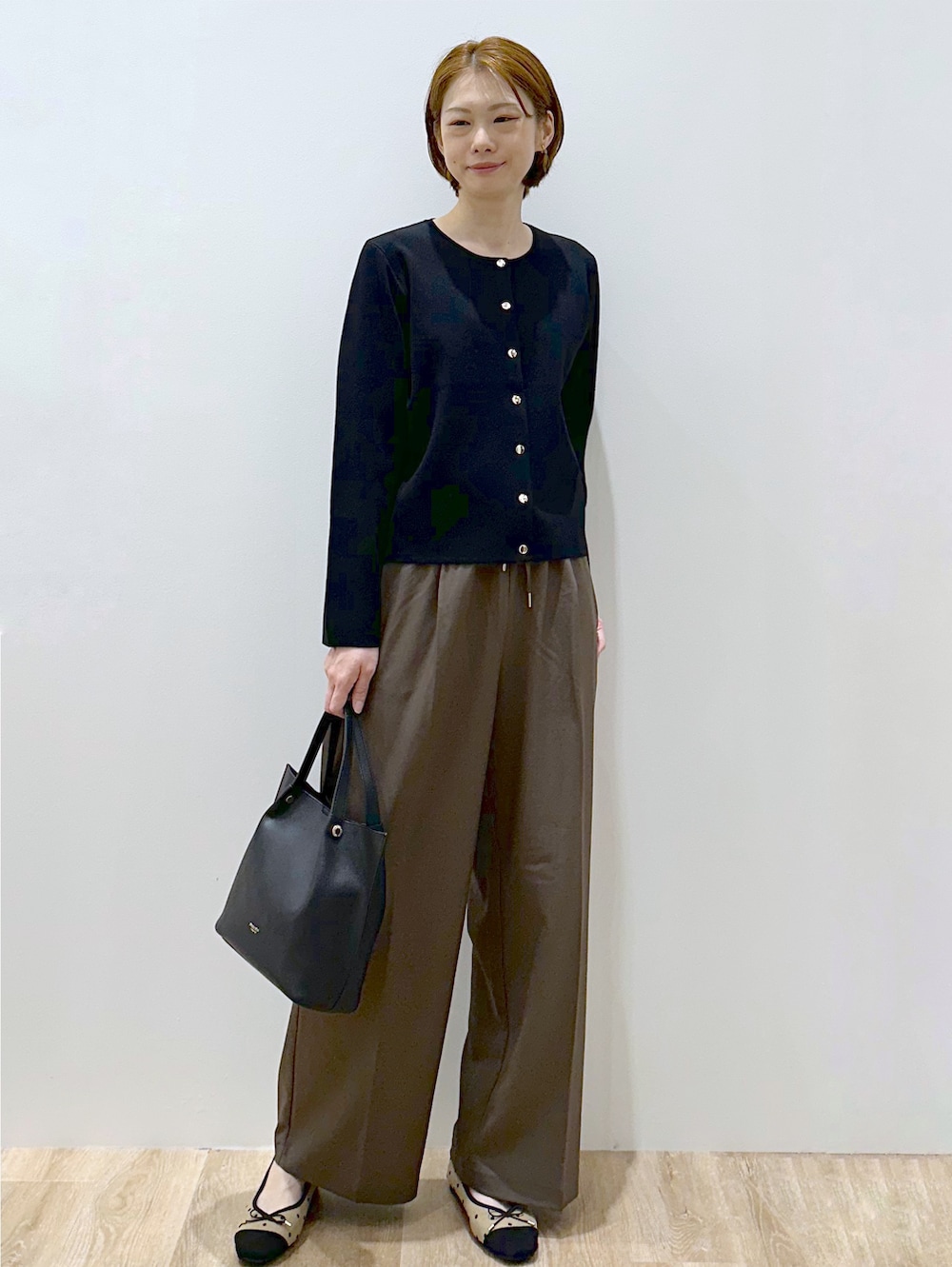 ブラック系のカーディガン/ボレロ、ブラウン系のその他パンツ、ブラック系のショルダーバッグを着用したレディースの秋コーディネートの5枚目の写真