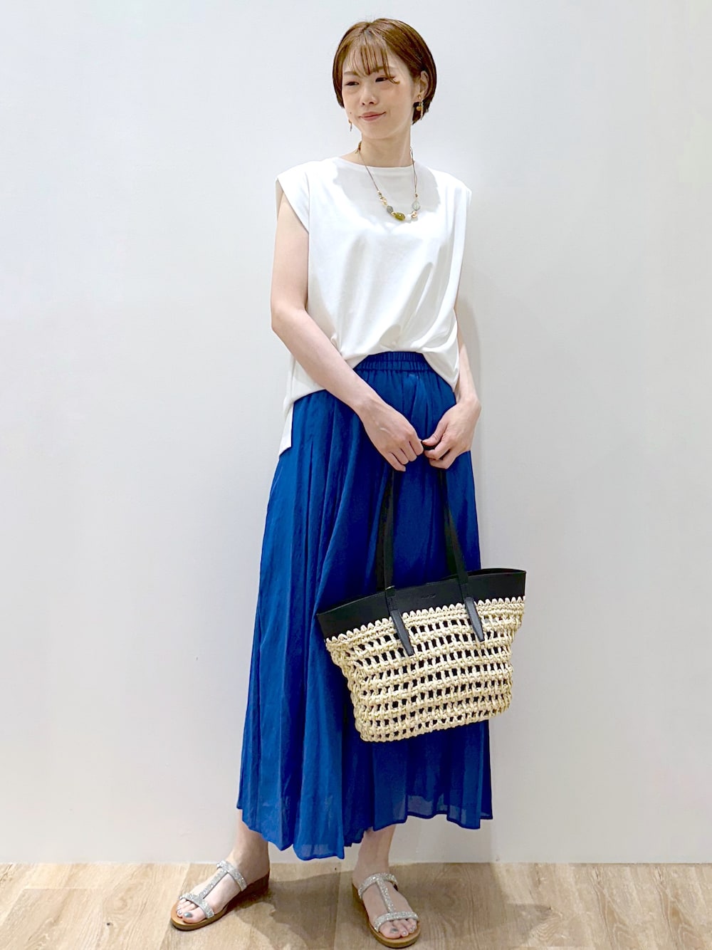 ホワイト系のTシャツ/カットソー、ブルー系のその他パンツ、ブラック系のトートバッグを着用したレディースの夏コーディネートの5枚目の写真