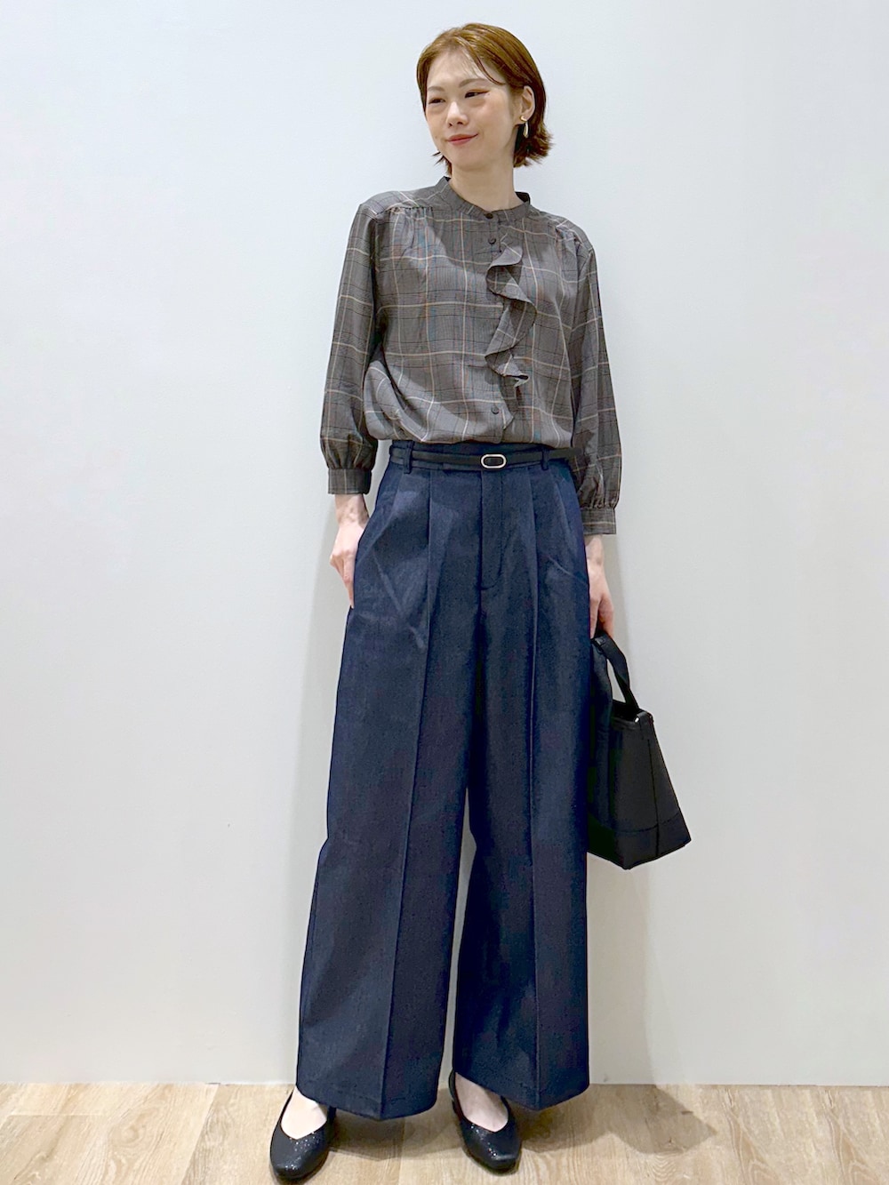 グレー系のシャツ/ブラウス、ブルー系のその他パンツ、ブラック系のトートバッグを着用したレディースの秋コーディネートの6枚目の写真