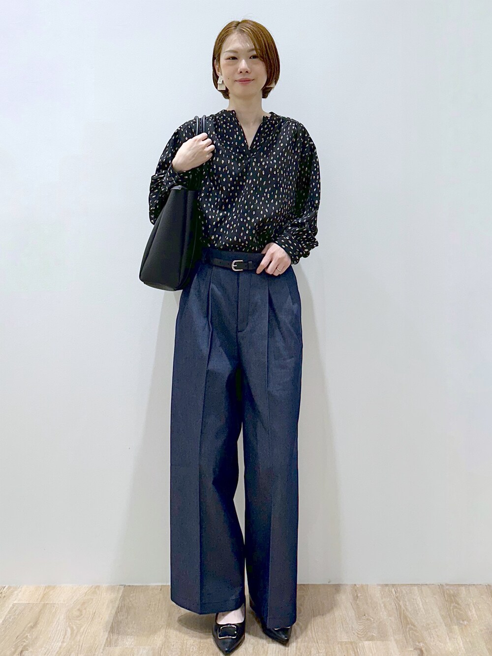 ブラック系のシャツ/ブラウス、ブルー系のその他パンツ、ブラック系のトートバッグを着用したレディースの秋コーディネートの6枚目の写真