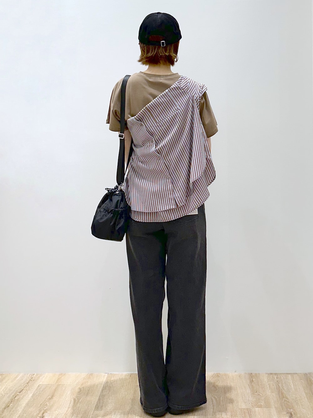 ブラウン系のシャツ/ブラウス、ブラウン系のTシャツ/カットソー、ブラック系のデニムパンツを着用したレディースの秋コーディネートの4枚目の写真