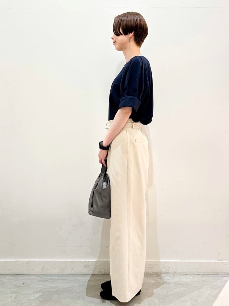 ブルー系のシャツ/ブラウス、ベージュ系のその他パンツ、グレー系のトートバッグを着用したレディースの春コーディネートの3枚目の写真