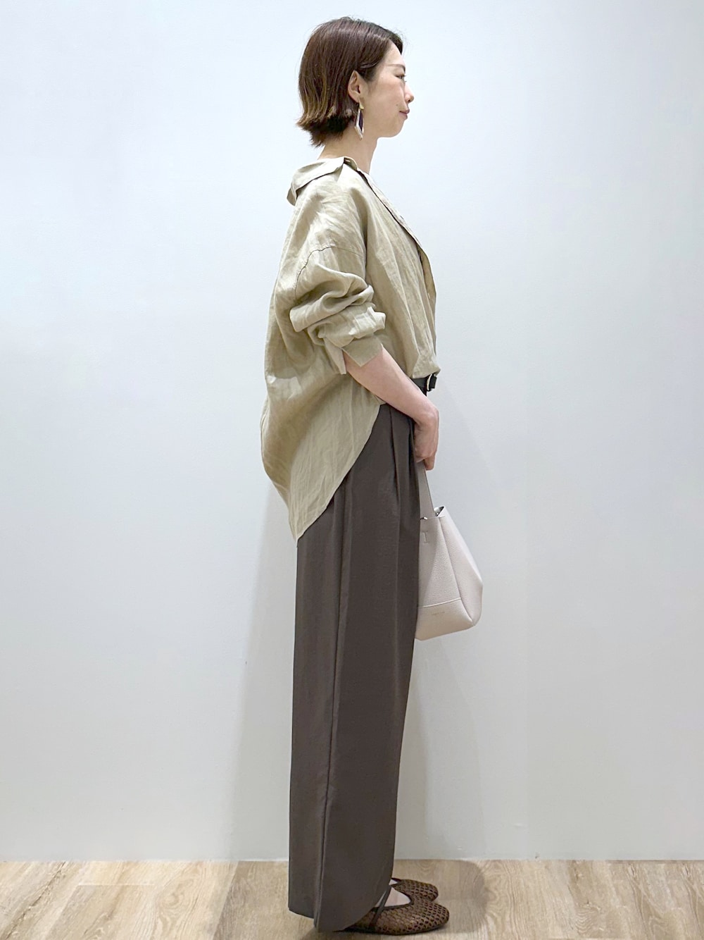 ベージュ系のシャツ/ブラウス、ホワイト系のTシャツ/カットソー、ブラウン系のその他パンツを着用したレディースの夏コーディネートの4枚目の写真