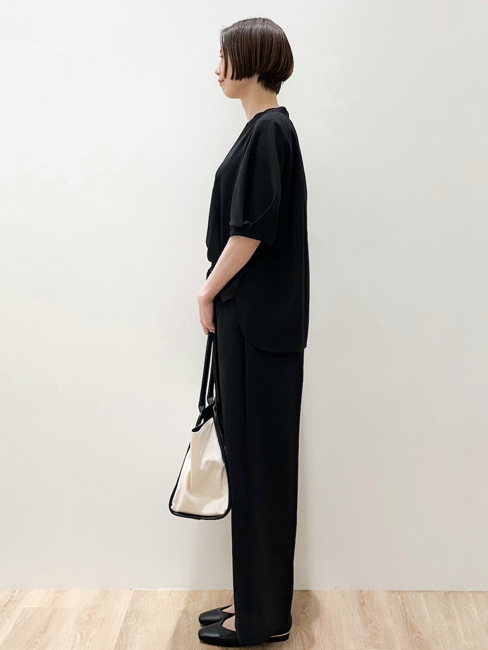 ブラック系のパンプス、ブラック系のシャツ/ブラウス、ブラック系のその他パンツを着用したレディースの春コーディネートの3枚目の写真