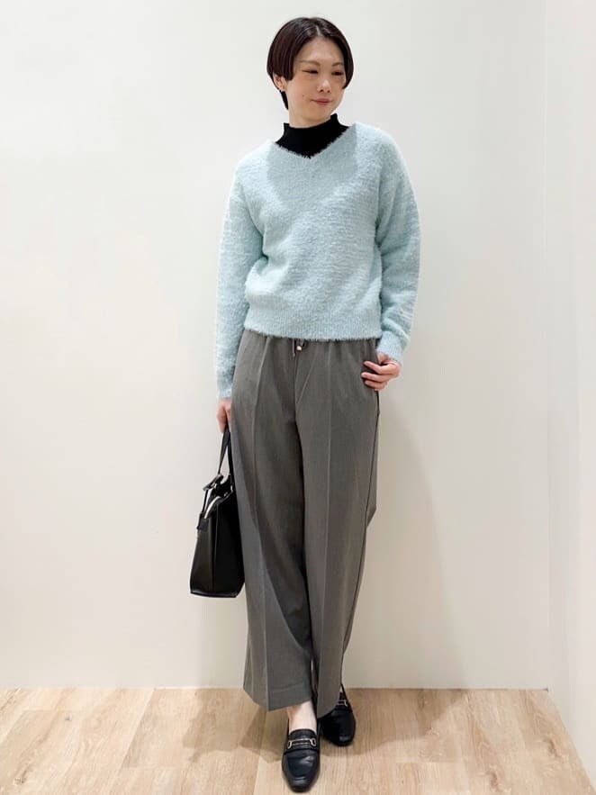ブラック系のチェスターコート、ブルー系のニット/セーター、ブラック系のニット/セーターを着用したレディースの秋コーディネートの5枚目の写真