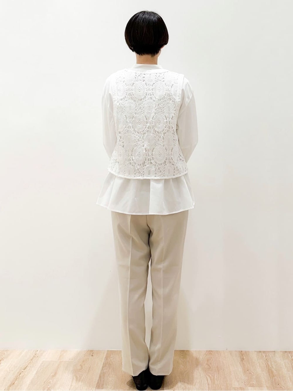 ブラック系のパンプス、ベージュ系のその他パンツ、ホワイト系のトートバッグを着用したレディースの春コーディネートの4枚目の写真