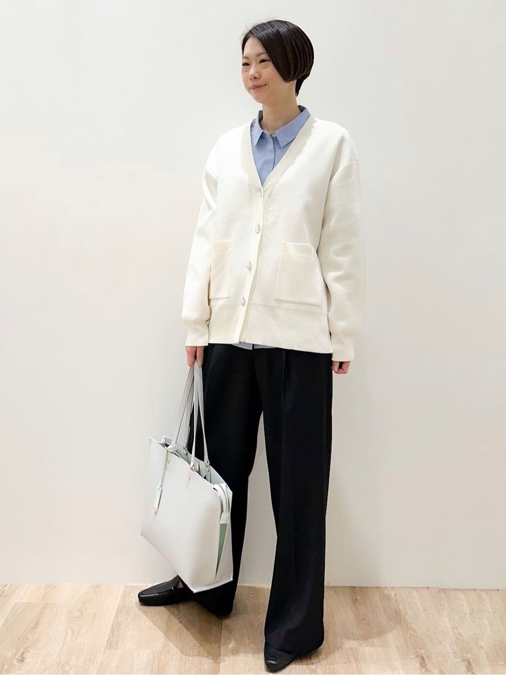 グレー系のトートバッグ、ブルー系のシャツ/ブラウス、ブラック系のその他パンツを着用したレディースの春コーディネートの3枚目の写真