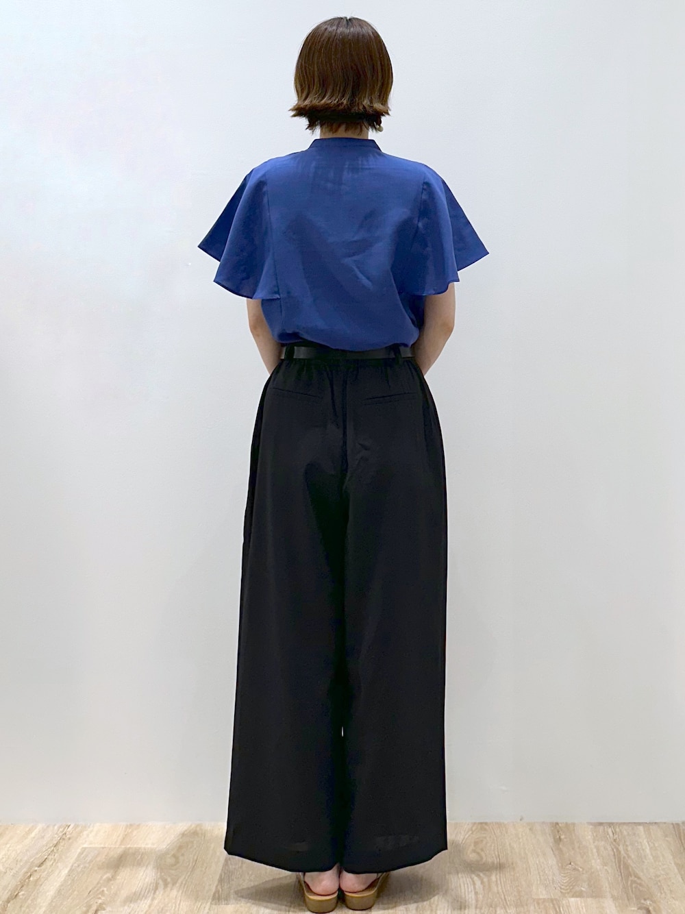 ブルー系のシャツ/ブラウス、ブラック系のその他パンツ、ブラック系のトートバッグを着用したレディースの夏コーディネートの4枚目の写真
