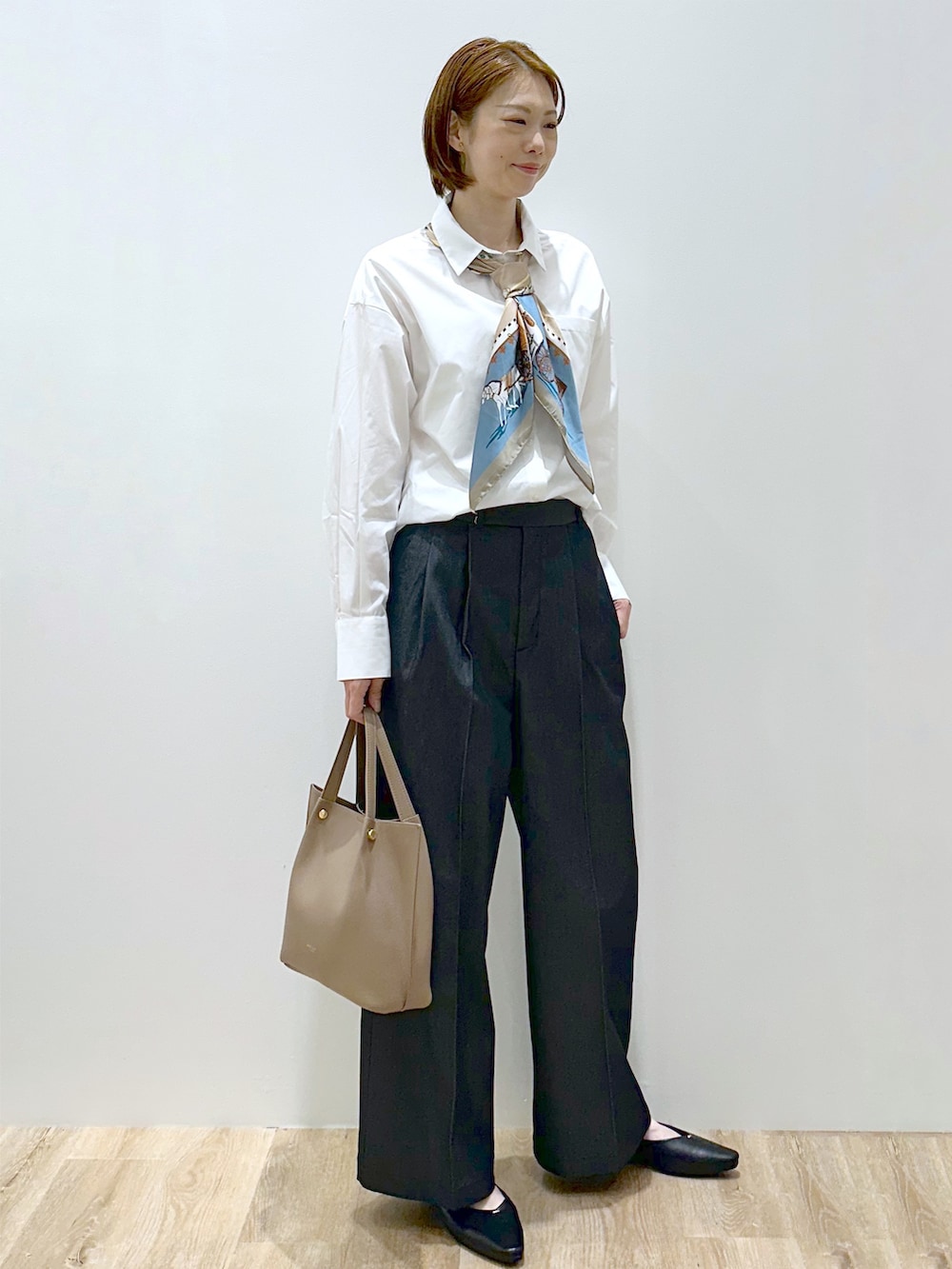 ホワイト系のシャツ/ブラウス、ブラック系のその他パンツ、ベージュ系のショルダーバッグを着用したレディースの秋コーディネートの3枚目の写真