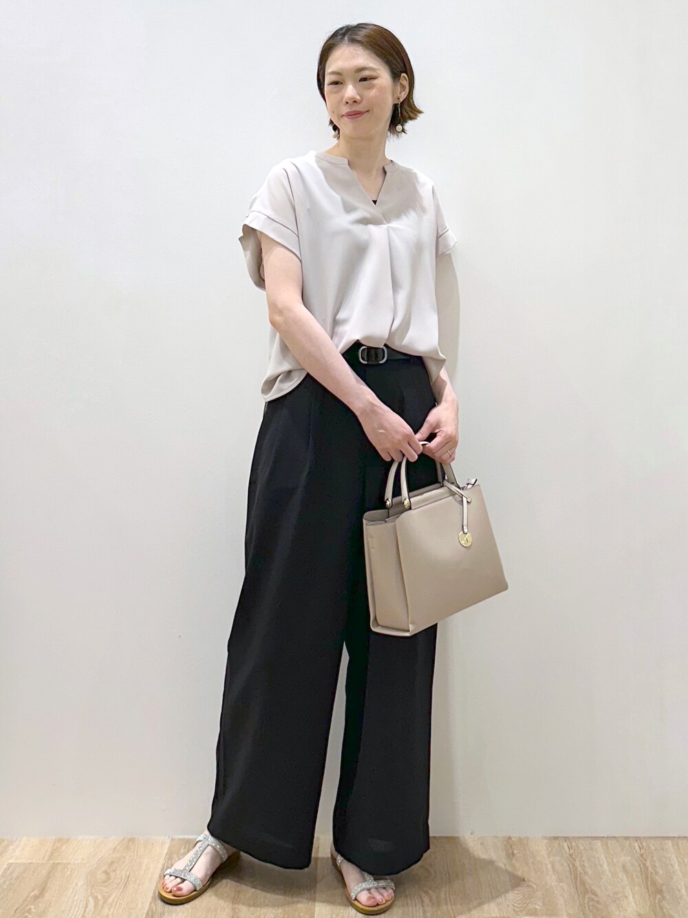 ベージュ系のシャツ/ブラウス、ブラック系のタンクトップ、ブラック系のその他パンツを着用したレディースの夏コーディネートの5枚目の写真