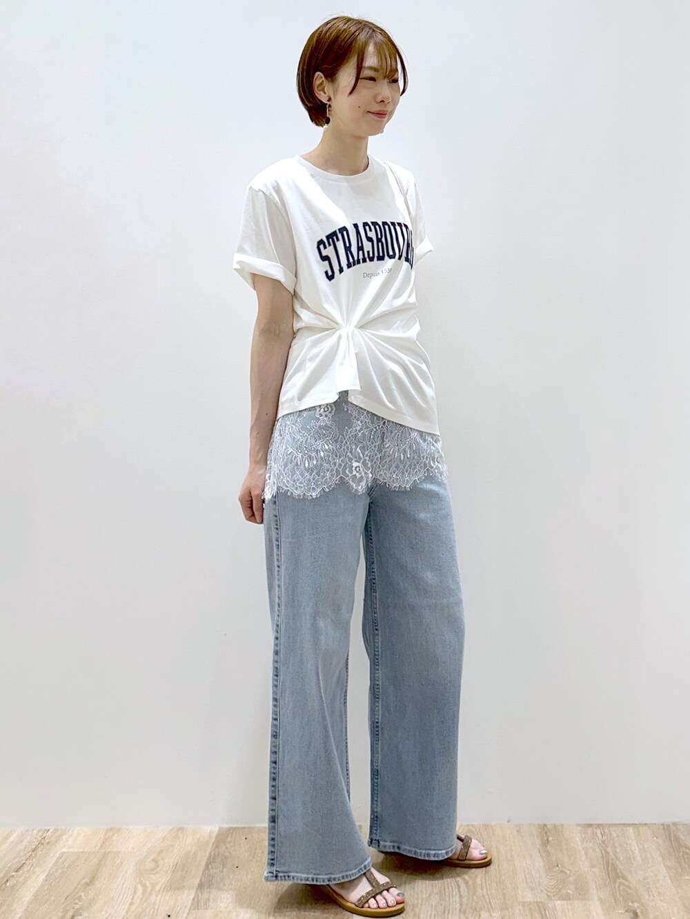 ホワイト系のTシャツ/カットソー、ホワイト系のタンクトップ、ブルー系のデニムパンツを着用したレディースの夏コーディネートの3枚目の写真