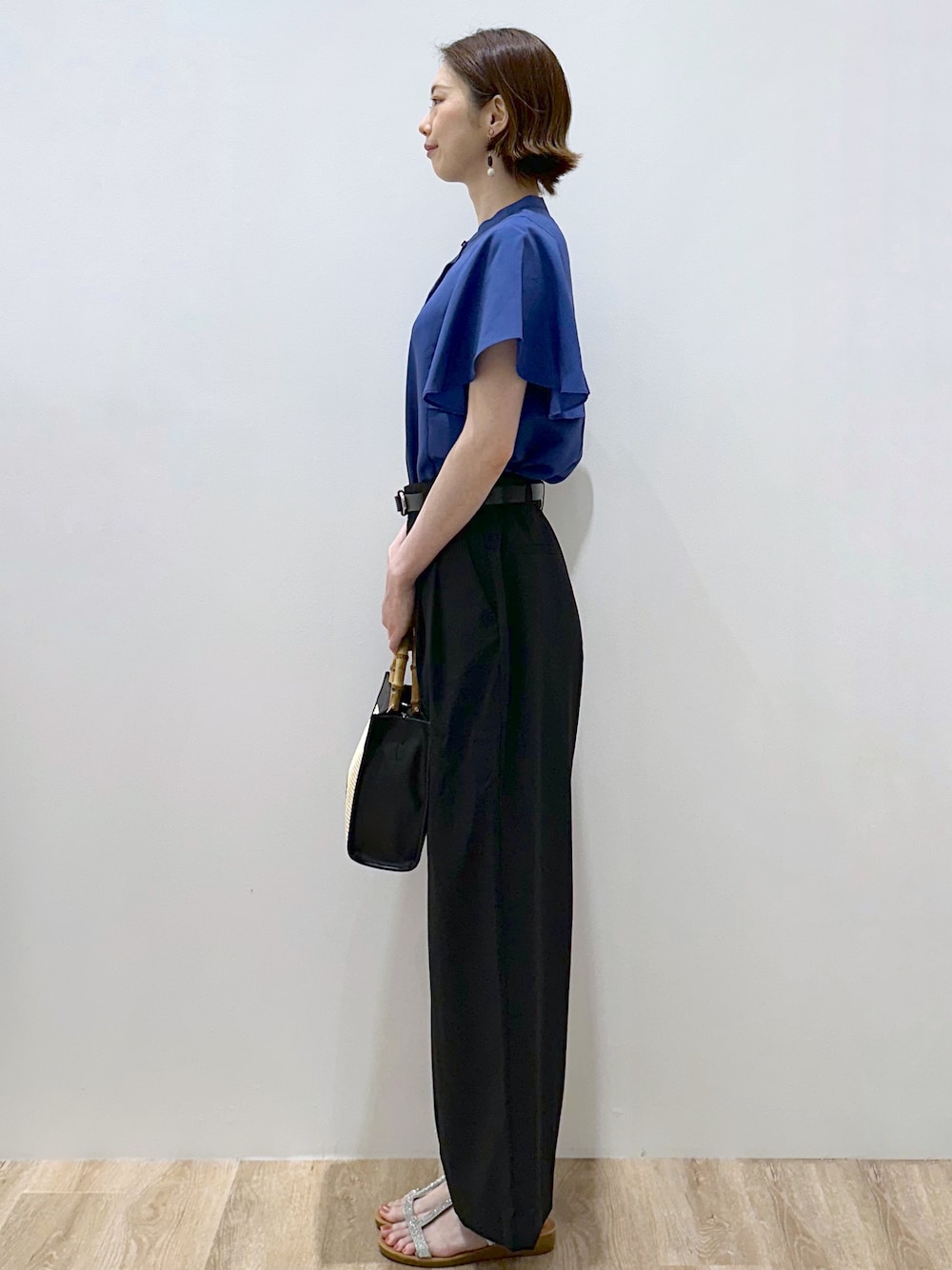 ブルー系のシャツ/ブラウス、ブラック系のその他パンツ、ブラック系のトートバッグを着用したレディースの夏コーディネートの5枚目の写真