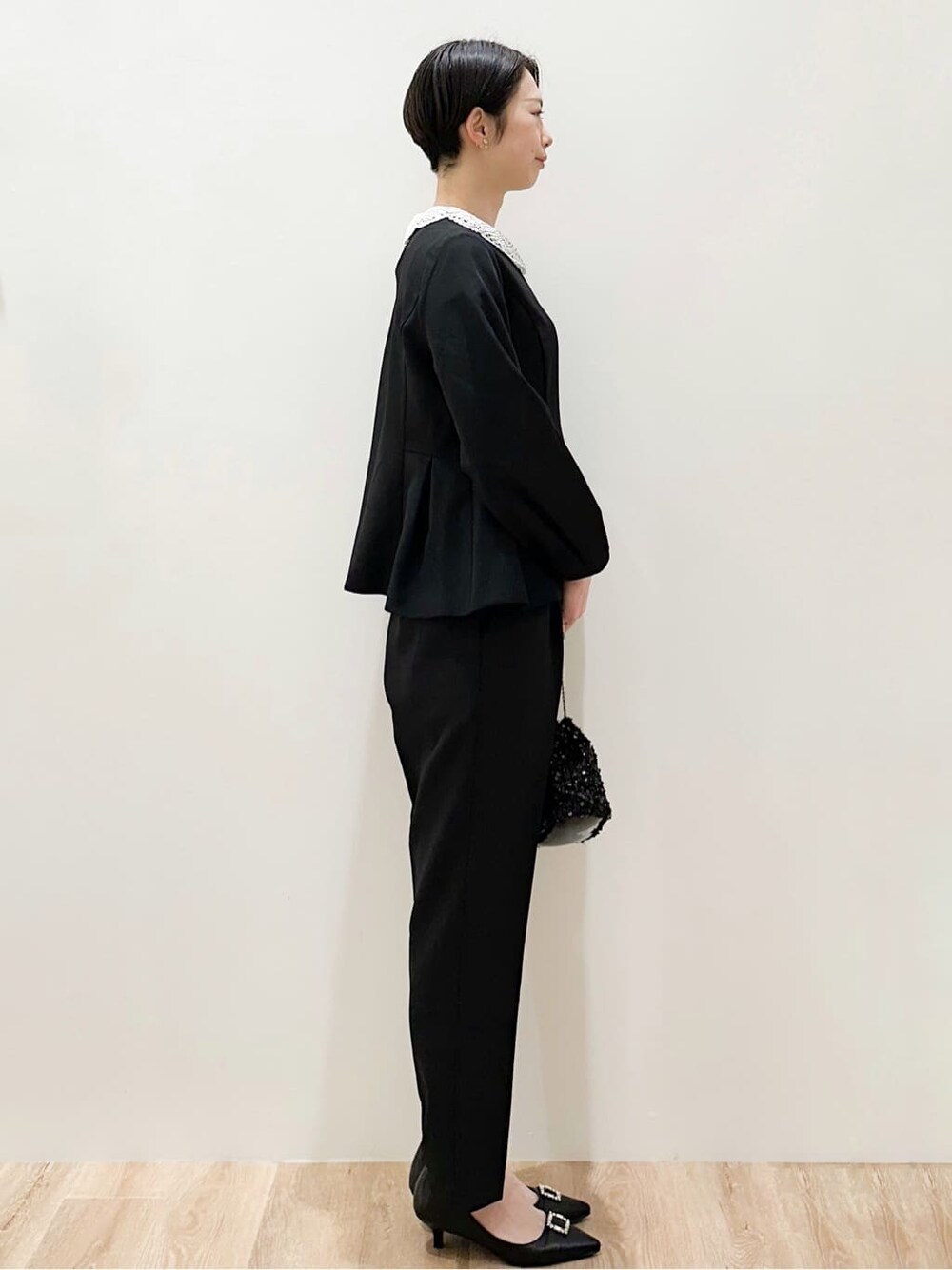 ブラック系のシャツ/ブラウス、ブラック系のその他パンツ、ブラック系のショルダーバッグを着用したレディースの冬コーディネートの3枚目の写真