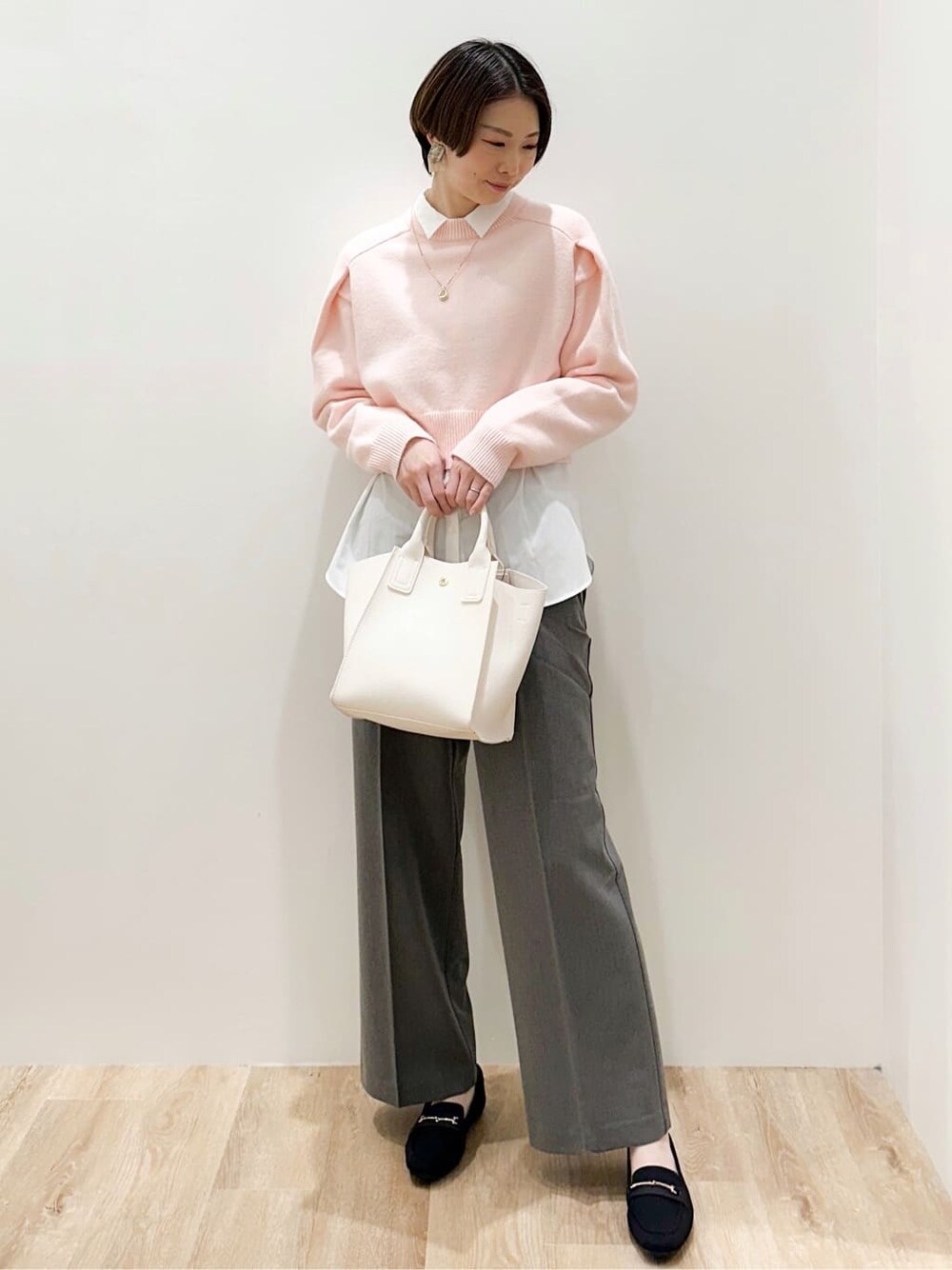 ピンク系のニット/セーター、ホワイト系のシャツ/ブラウス、グレー系のその他パンツを着用したレディースの冬コーディネートの7枚目の写真