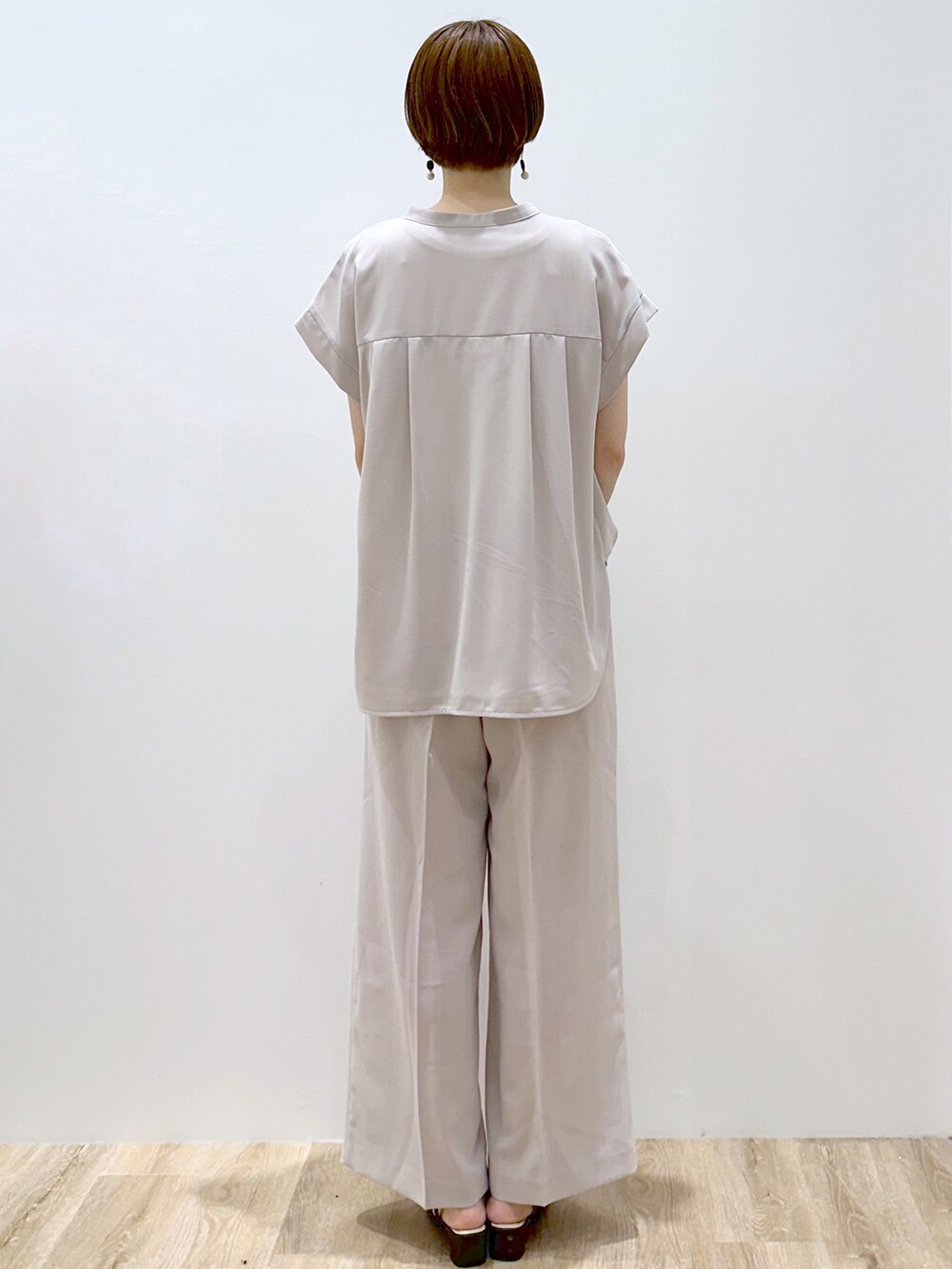 ベージュ系のシャツ/ブラウス、ベージュ系のその他パンツ、ブラウン系のトートバッグを着用したレディースの夏コーディネートの4枚目の写真