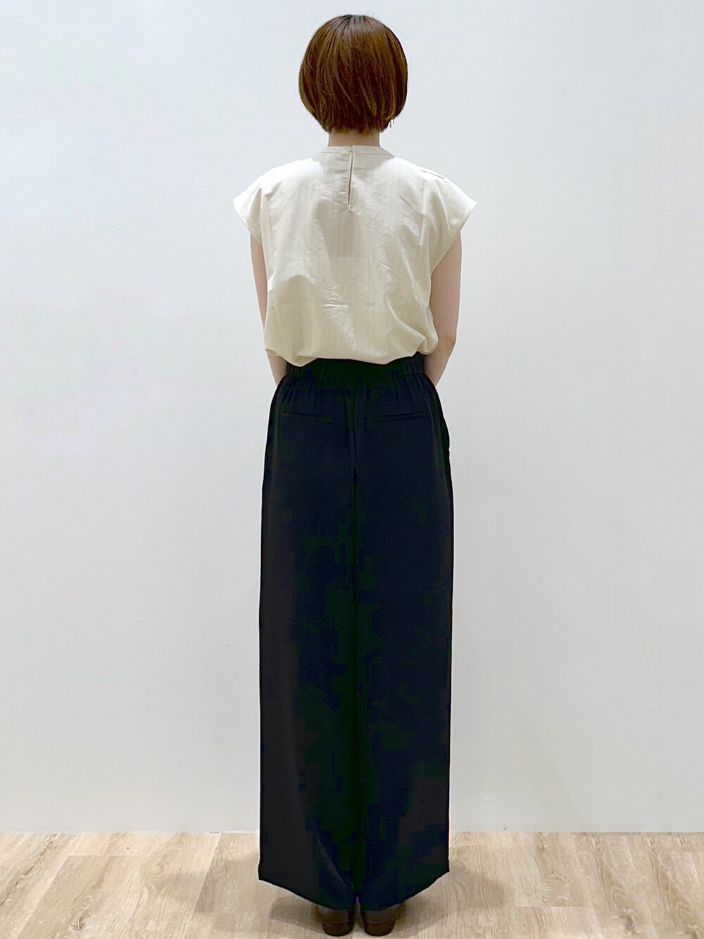 ベージュ系のシャツ/ブラウス、ブラック系のその他パンツ、ブラウン系のパンプスを着用したレディースの夏コーディネートの4枚目の写真