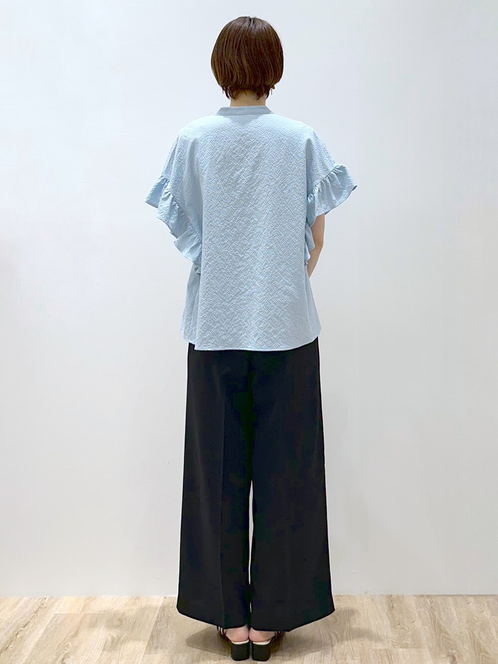 ブルー系のシャツ/ブラウス、ブラック系のタンクトップ、ブラック系のその他パンツを着用したレディースの夏コーディネートの3枚目の写真