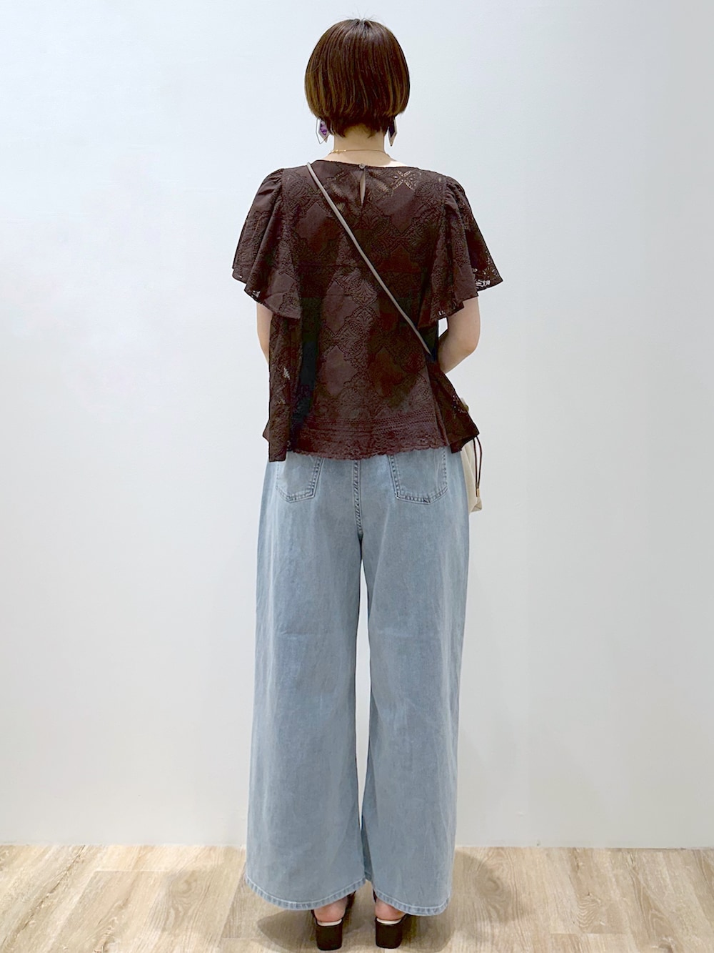 ブラウン系のシャツ/ブラウス、ブルー系のデニムパンツ、ブラック系のサンダルを着用したレディースの春コーディネートの4枚目の写真