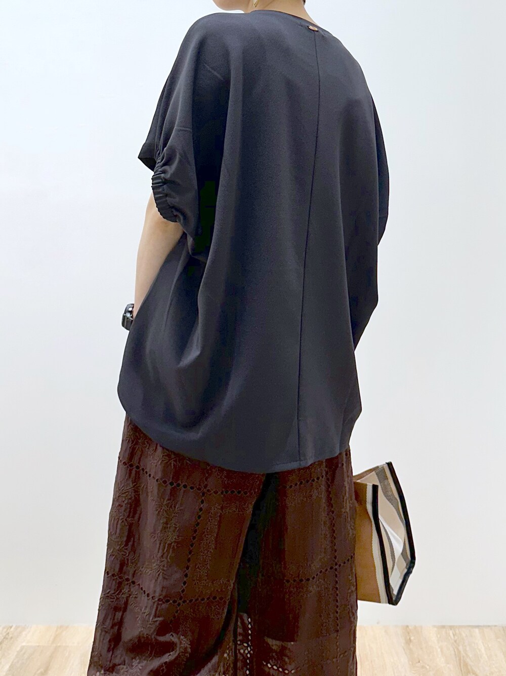 グレー系のTシャツ/カットソー、ブラウン系のその他パンツ、ブラック系のトートバッグを着用したレディースの春コーディネートの6枚目の写真