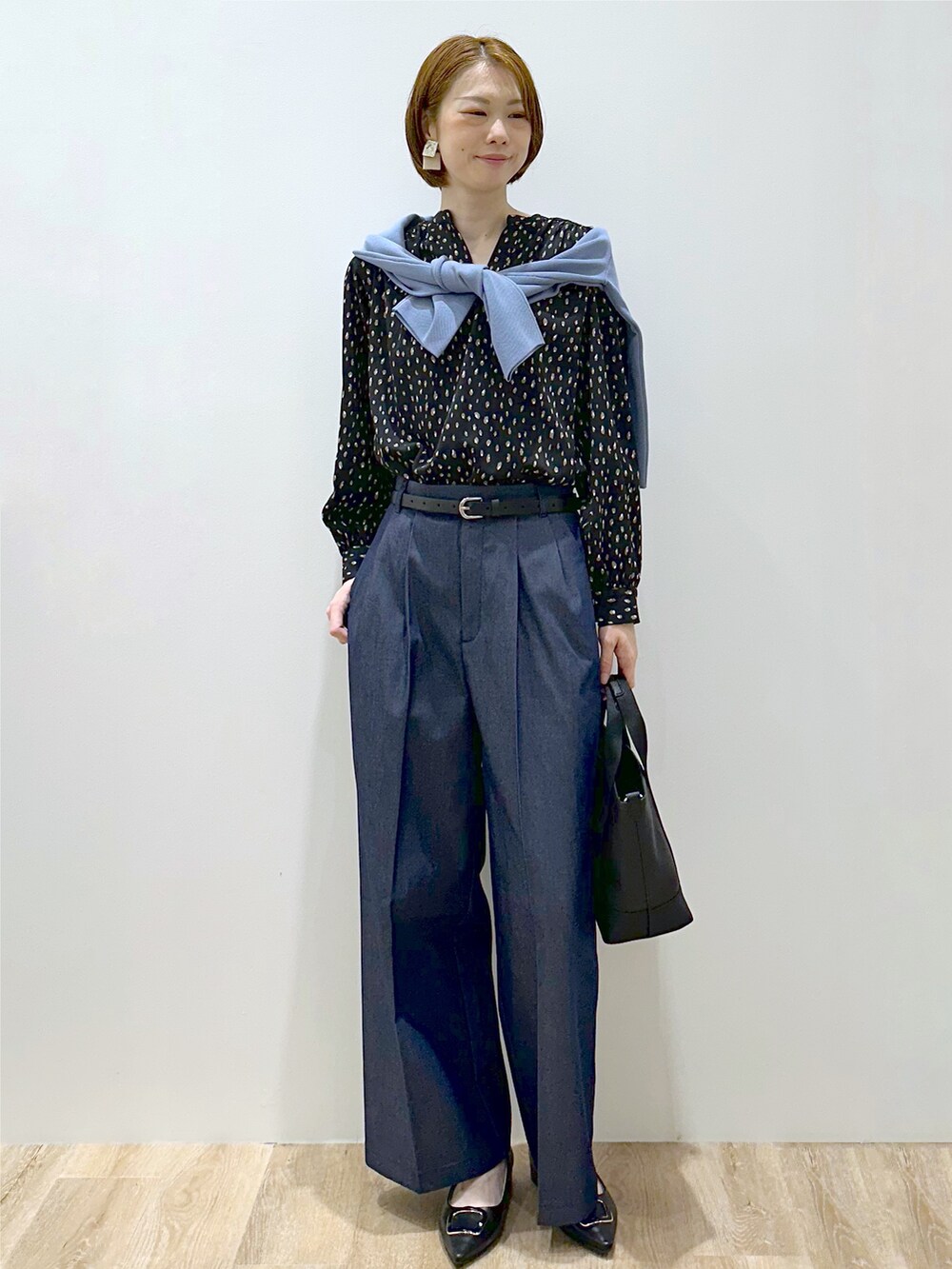 ブルー系のカーディガン/ボレロ、ブラック系のシャツ/ブラウス、ブルー系のその他パンツを着用したレディースの秋コーディネートの6枚目の写真