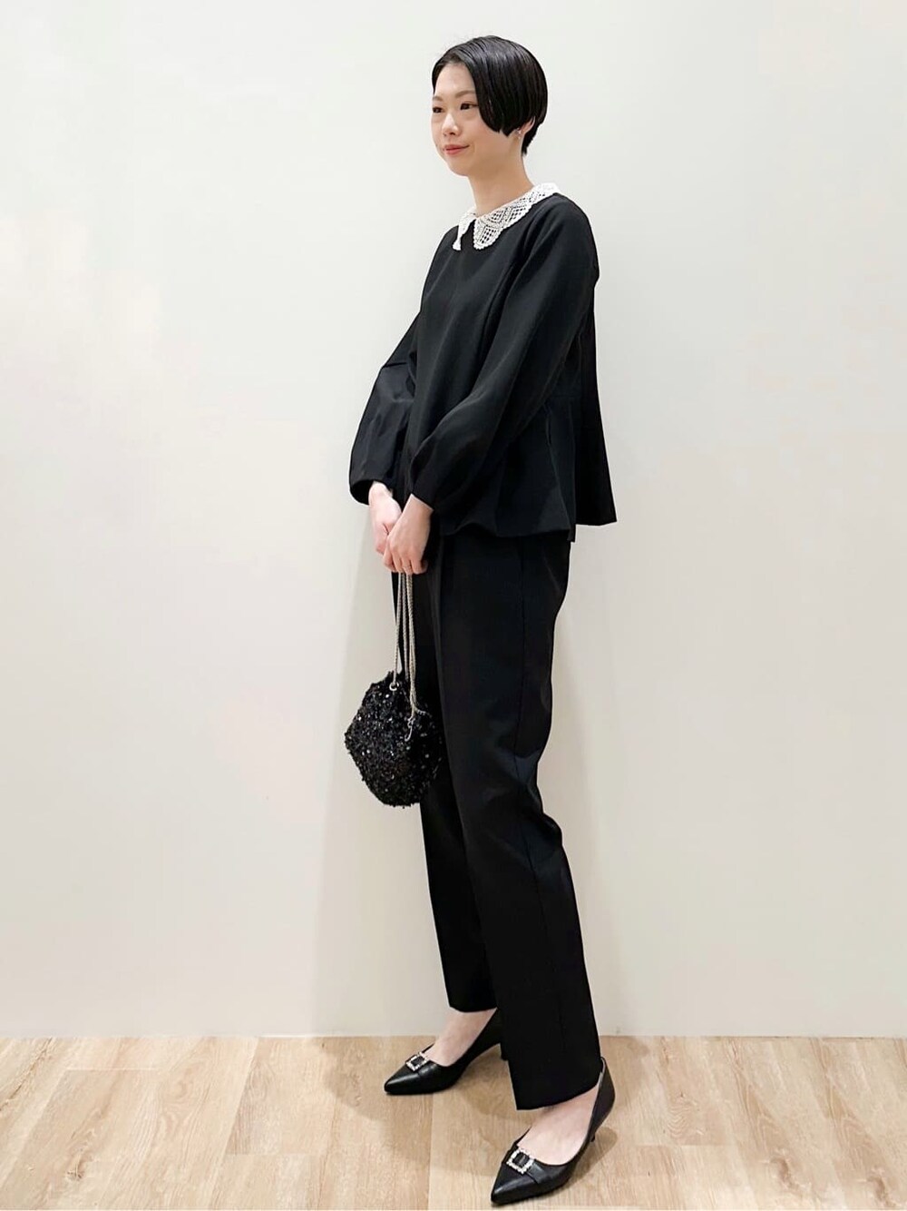 ブラック系のシャツ/ブラウス、ブラック系のその他パンツ、ブラック系のショルダーバッグを着用したレディースの冬コーディネートの2枚目の写真