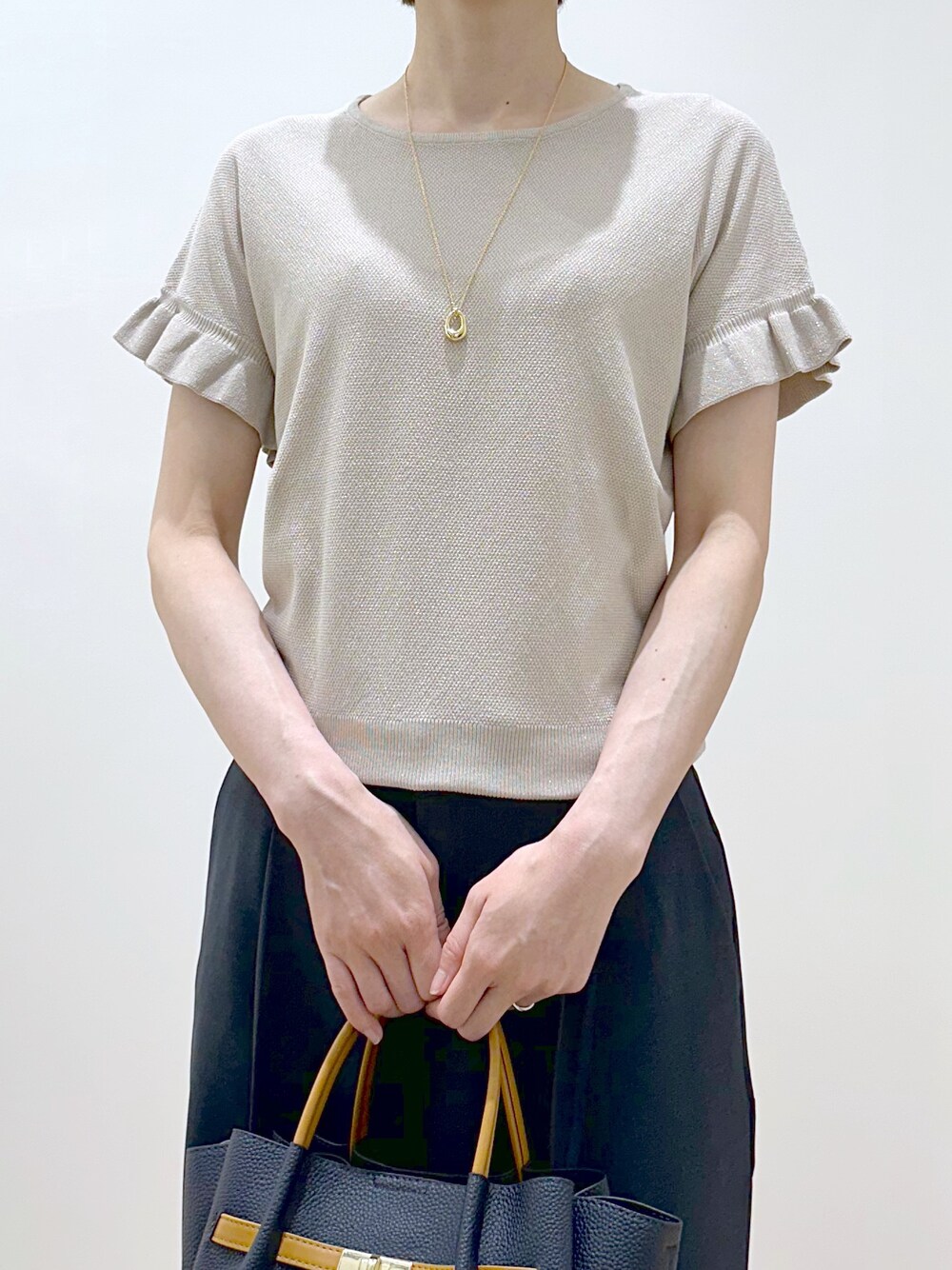 ベージュ系のニット/セーター、ブルー系のその他パンツ、ブルー系のトートバッグを着用したレディースの夏コーディネートの7枚目の写真