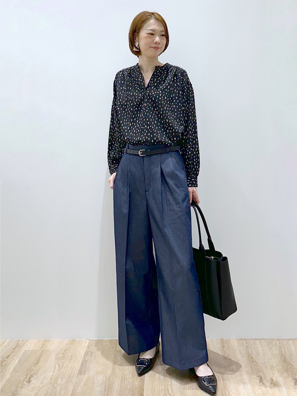 ブラック系のシャツ/ブラウス、ブルー系のその他パンツ、ブラック系のトートバッグを着用したレディースの秋コーディネートの7枚目の写真