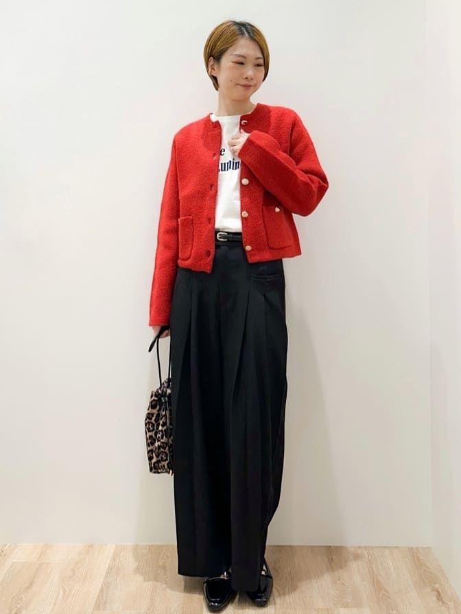 レッド系のカーディガン/ボレロ、ホワイト系のTシャツ/カットソー、ブラック系のその他パンツを着用したレディースの秋コーディネートの4枚目の写真