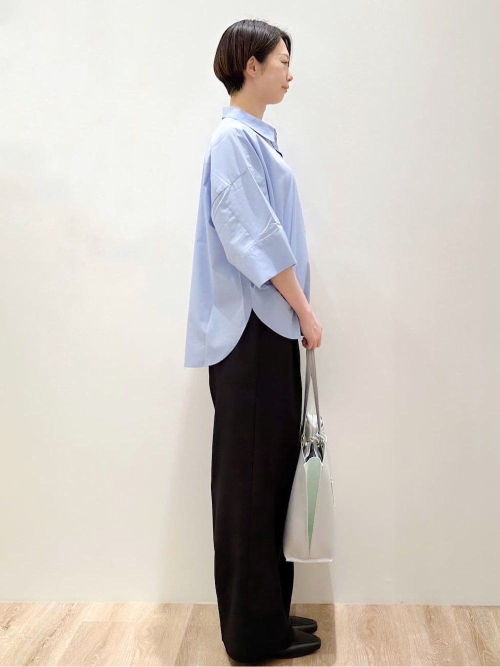 グレー系のトートバッグ、ブルー系のシャツ/ブラウス、ブラック系のその他パンツを着用したレディースの春コーディネートの4枚目の写真