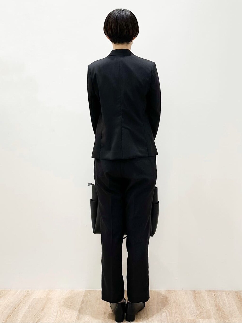 ブラック系のトートバッグ、ブラック系のパンプス、ホワイト系のシャツ/ブラウスを着用したレディースの春コーディネートの4枚目の写真