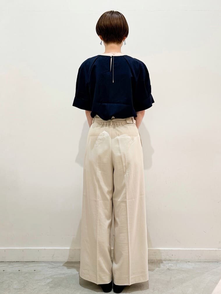 ブルー系のシャツ/ブラウス、ベージュ系のその他パンツ、グレー系のトートバッグを着用したレディースの春コーディネートの4枚目の写真