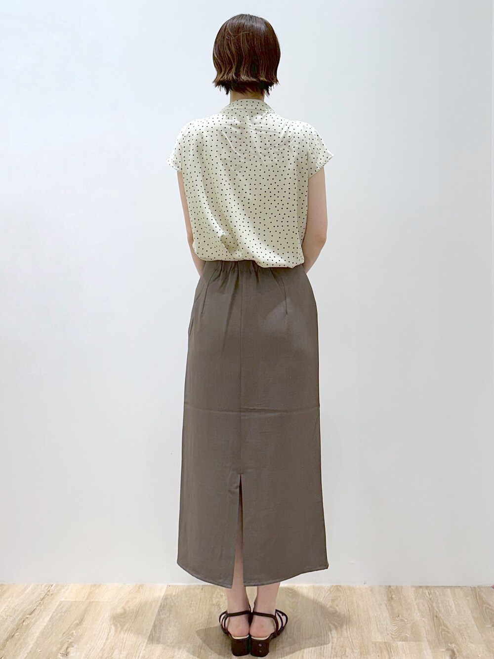 ベージュ系のシャツ/ブラウス、ブラウン系のスカート、ブラウン系のトートバッグを着用したレディースの夏コーディネートの4枚目の写真