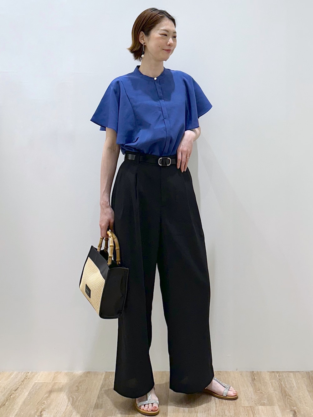 ブルー系のシャツ/ブラウス、ブラック系のその他パンツ、ブラック系のトートバッグを着用したレディースの夏コーディネートの3枚目の写真