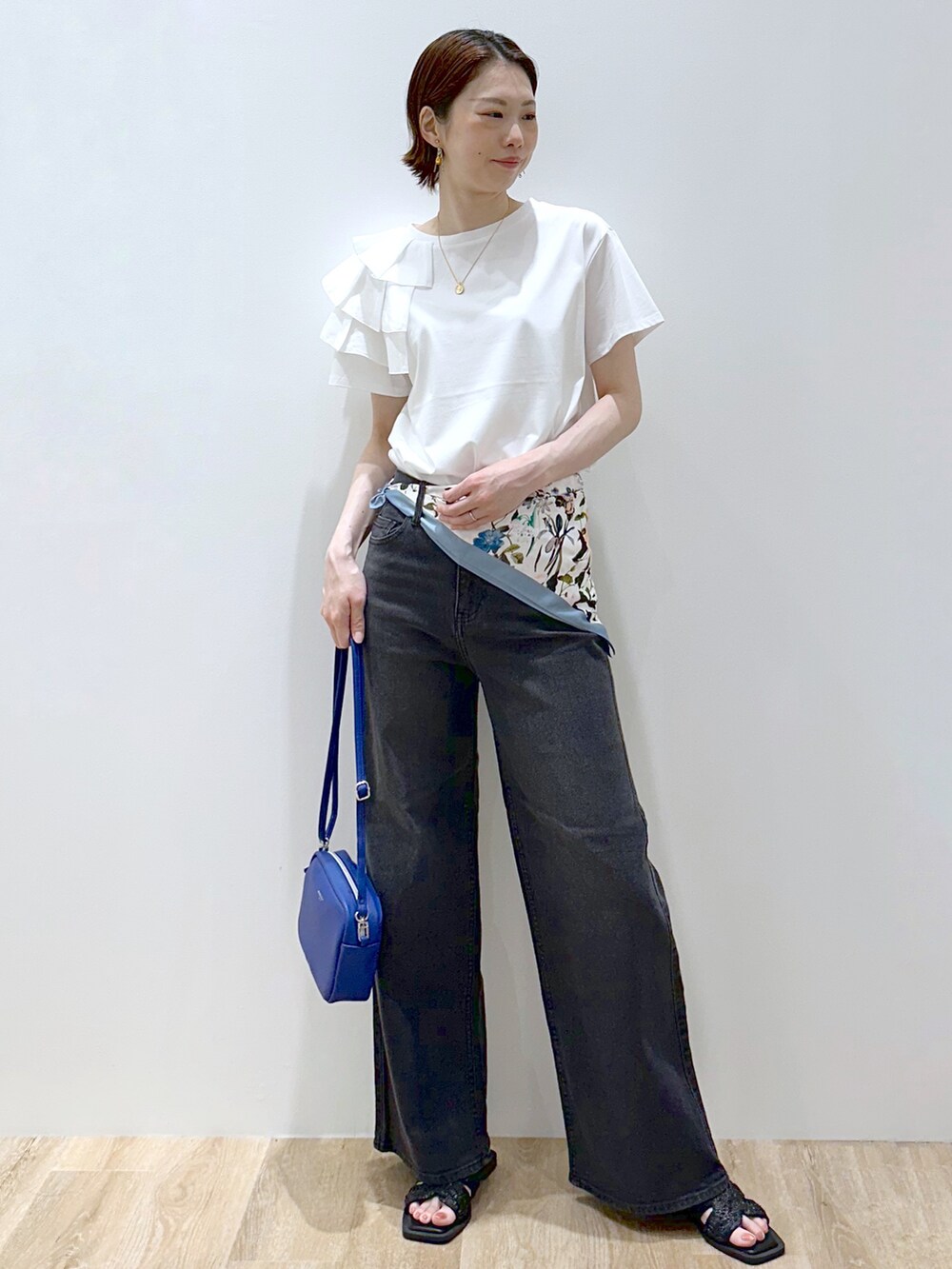 ホワイト系のTシャツ/カットソー、ブラック系のデニムパンツ、ブルー系のショルダーバッグを着用したレディースの夏コーディネートの4枚目の写真