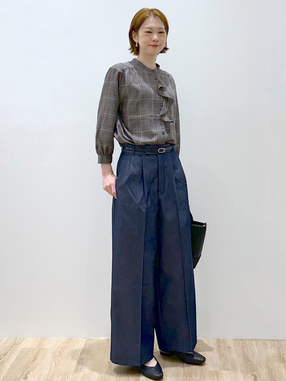 グレー系のシャツ/ブラウス、ブルー系のその他パンツ、ブラック系のトートバッグを着用したレディースの秋コーディネートの3枚目の写真