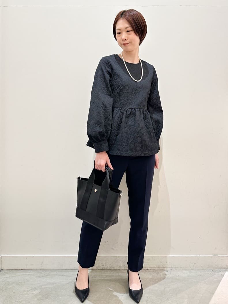 ブルー系のシャツ/ブラウス、ブルー系のその他パンツ、ブラック系のショルダーバッグを着用したレディースの春コーディネートの4枚目の写真