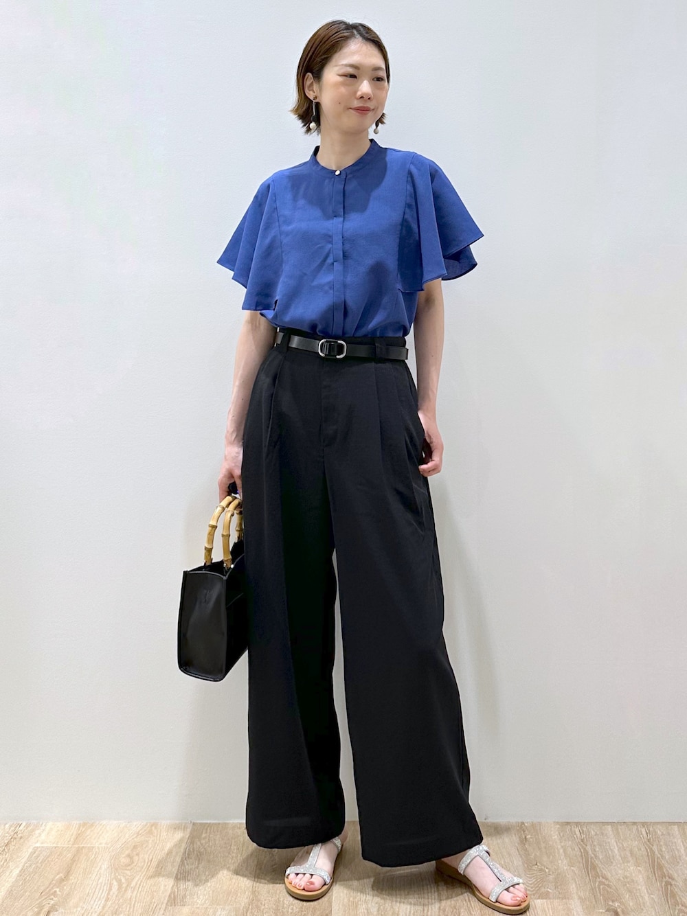 ブルー系のシャツ/ブラウス、ブラック系のその他パンツ、ブラック系のトートバッグを着用したレディースの夏コーディネートの6枚目の写真